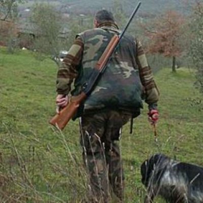 Cacciatore con cane - foto tratta dall'archivio fotografico della Provincia di Cuneo Cacciatore con cane - foto tratta dall'archivio fotografico della Provincia di Cuneo