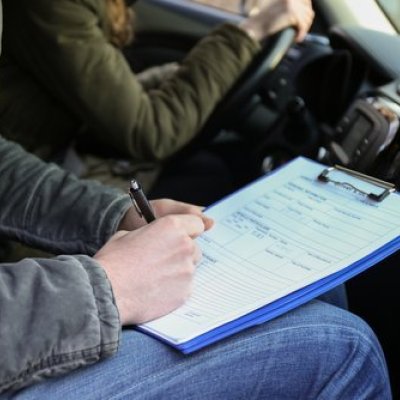 L'immagine rappresenta un esaminatore di scuola guida